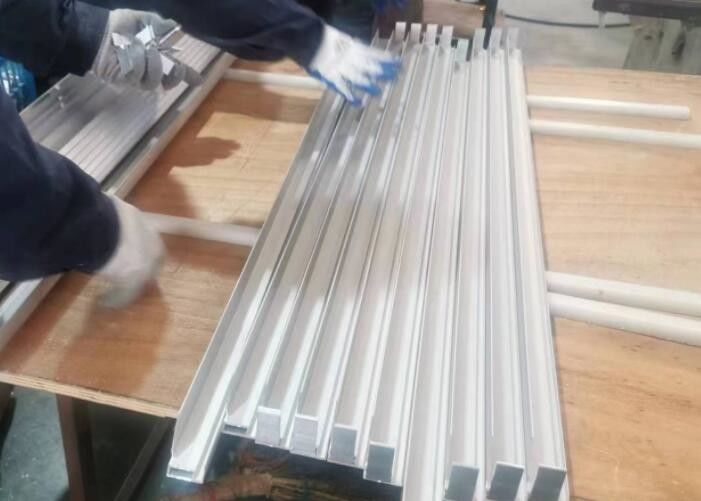 Quadro de alumínio do painel solar acabamento prateado e preto para estilo e durabilidade